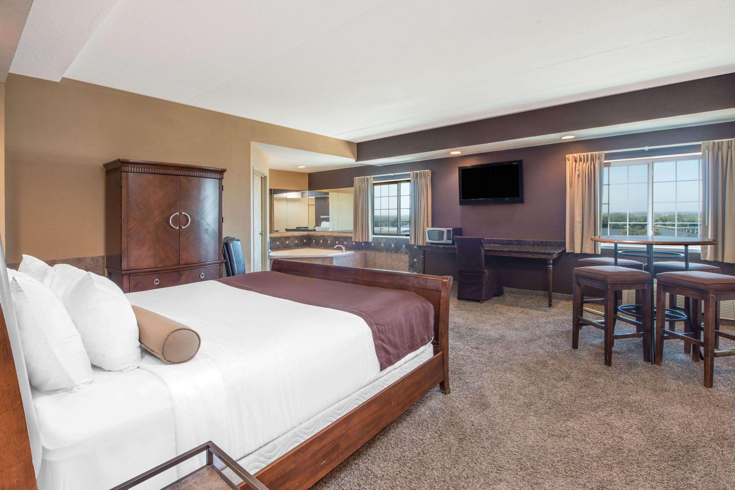 Microtel Inn & Suites By Wyndham Quincy Downtown - River Area Bagian luar foto