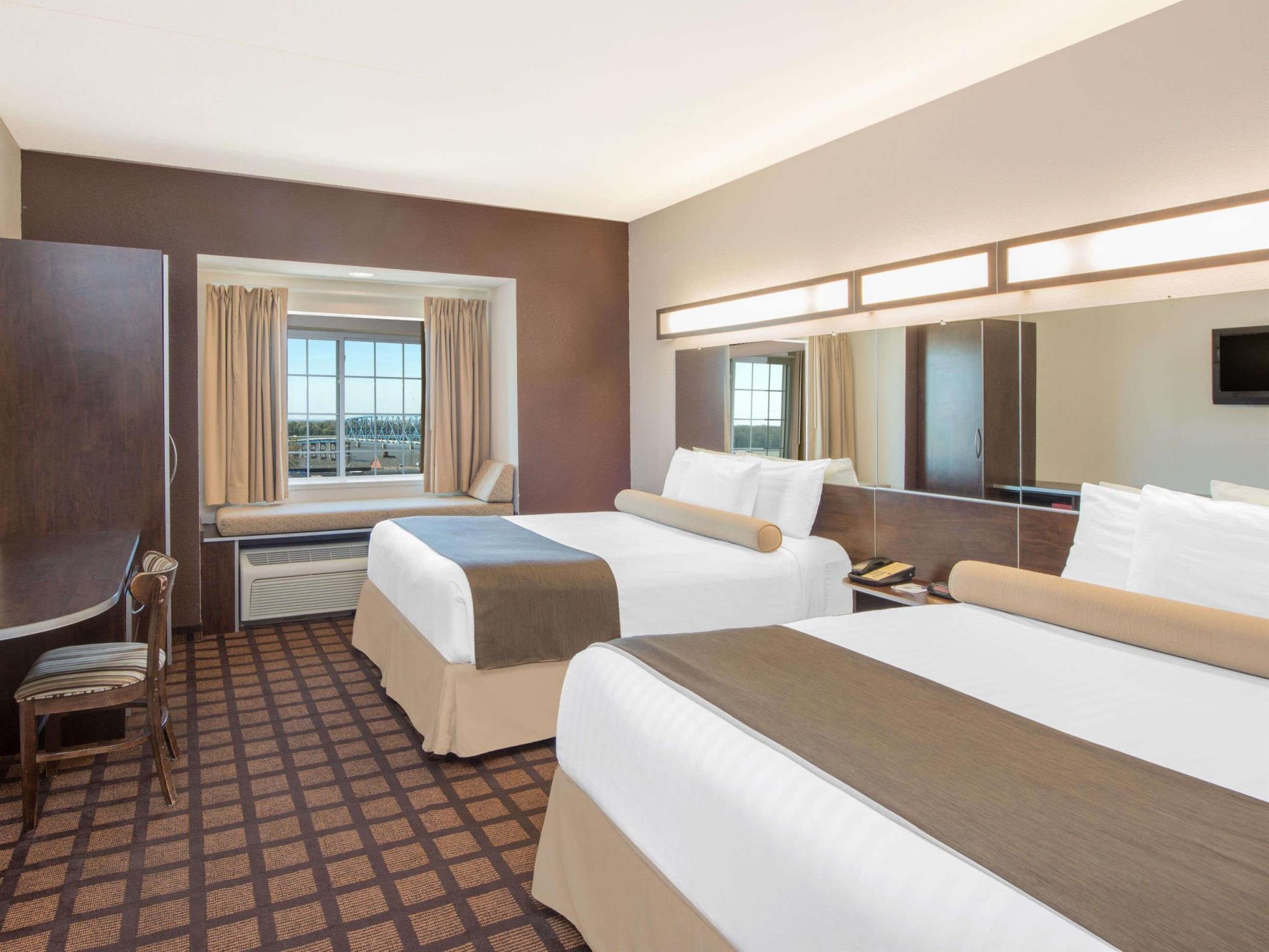 Microtel Inn & Suites By Wyndham Quincy Downtown - River Area Bagian luar foto