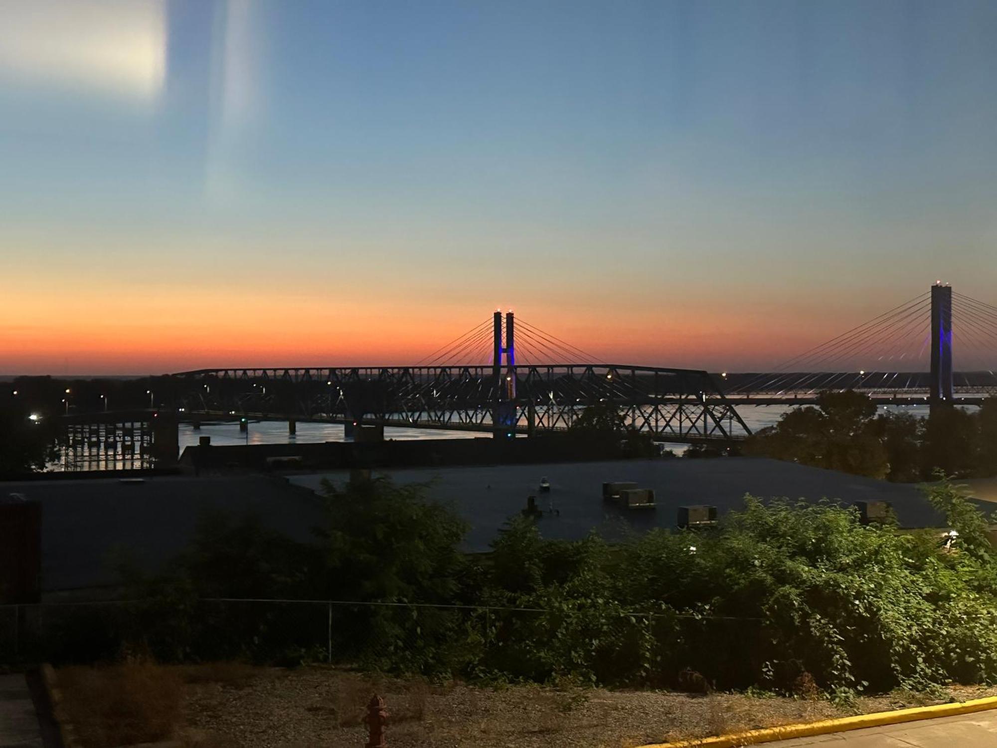 Microtel Inn & Suites By Wyndham Quincy Downtown - River Area Bagian luar foto