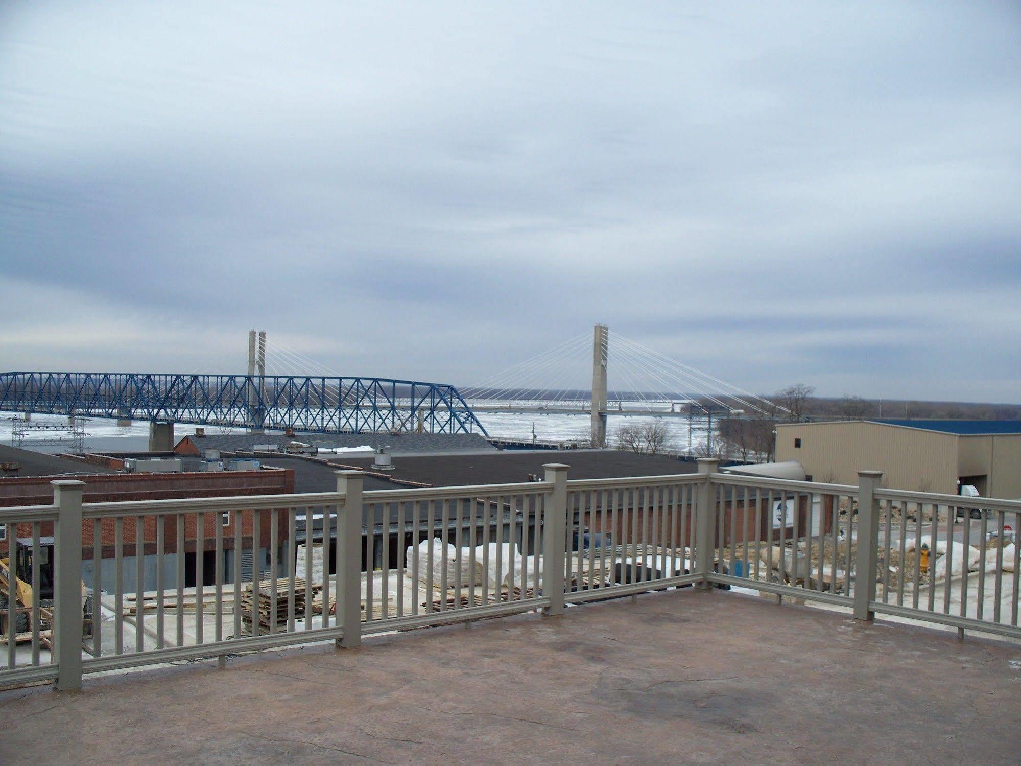 Microtel Inn & Suites By Wyndham Quincy Downtown - River Area Bagian luar foto